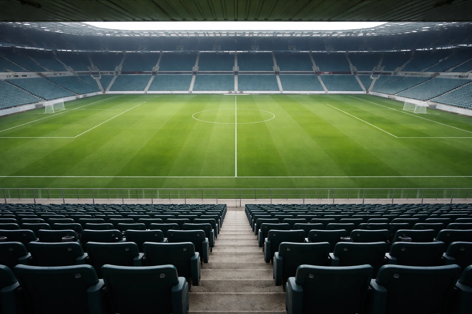 Leeres Fußballstadion mit Blick auf das Spielfeld von der Tribüne
