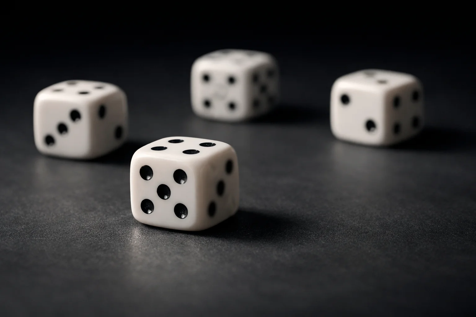 Würfel auf einer Oberfläche als Symbol für Wahrscheinlichkeit und Zufall